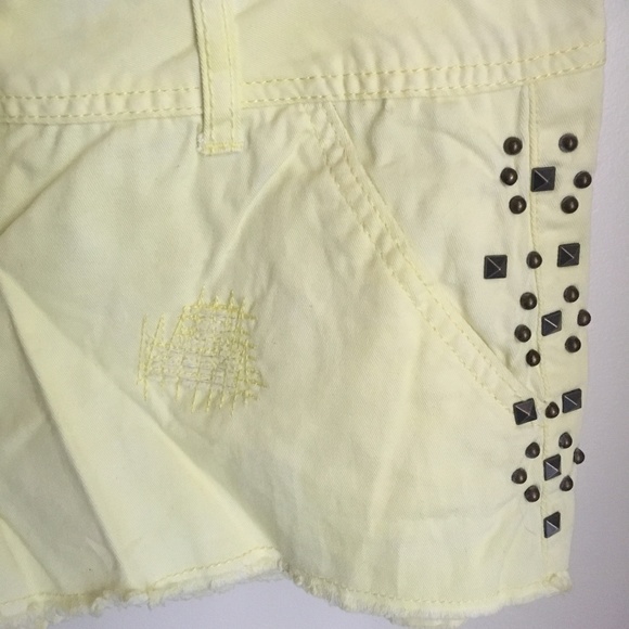 Daytrip Capricorn Yellow Shorts - Picture 5 of 7